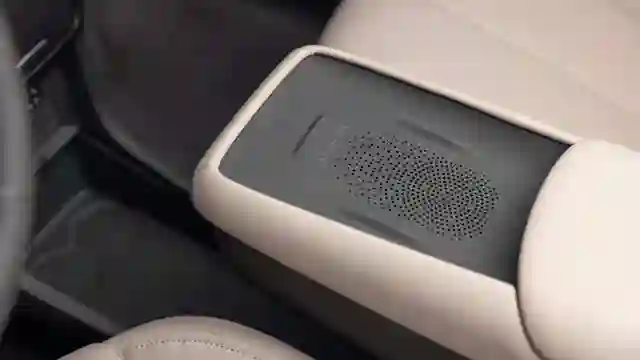 Новость EVOLUTE (Тихо едет, громко лает: чем удивил доступный российский электромобиль)