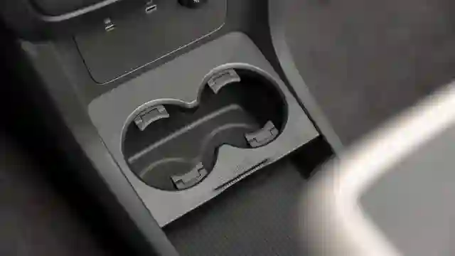 Новость EVOLUTE (Тихо едет, громко лает: чем удивил доступный российский электромобиль)